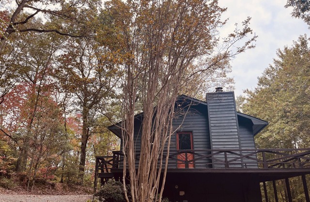 Cozy mountain cabin in Hiawassee!