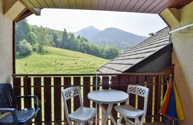 Cozy mountain duplex for 6, near slopes, well-equipped and comfortable in Bernex