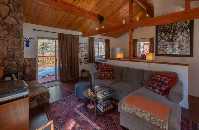 Cozy Mountain Getaway in Arrowbear Lake, minutes from ski resorts. Pet-Friendly!