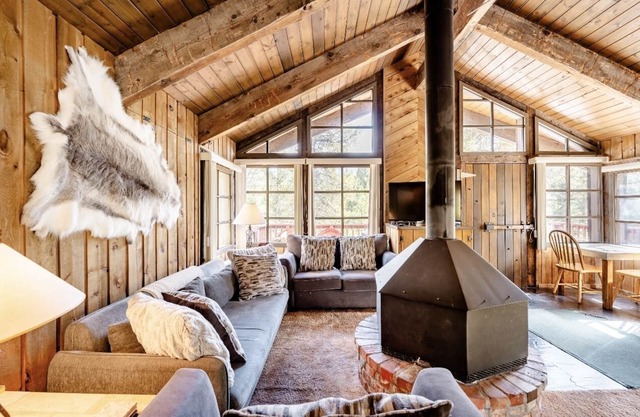 Cozy Mountain Hideaway in Breckenridge. A Charming, Rustic Cabin Retreat