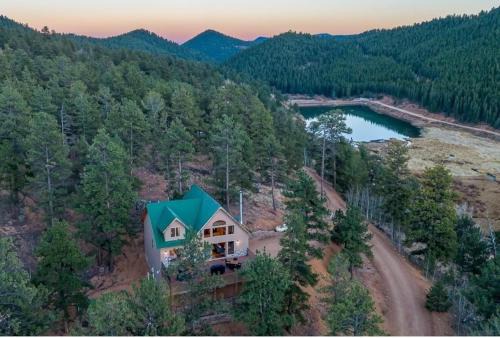 Cozy Mountain Retreat W Hot Tub & Decks