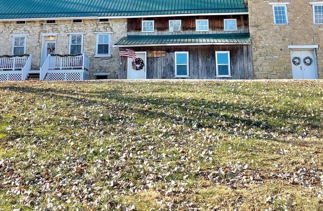 Cozy, Newly Renovated Space at Base of Bluff, Minutes from River