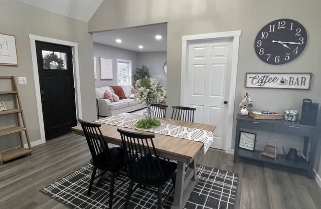 Cozy Oak home,n super cute and comfy home located close to restaurants and bars!