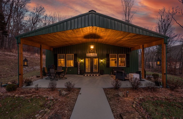 Cozy Oaks Luxurious Barndominium in the woods, Heated Tile Floors, Hot Tub