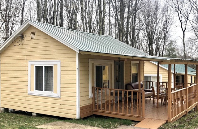 Cozy One bedroom Bungalow with shared pool 8m bethel woods 10m Casino