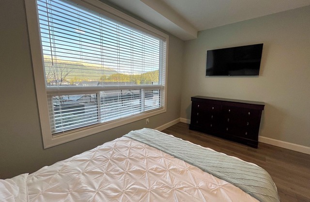 Cozy Peaks & Waters: family-friendly, kitchen, near golf, hiking & fishing