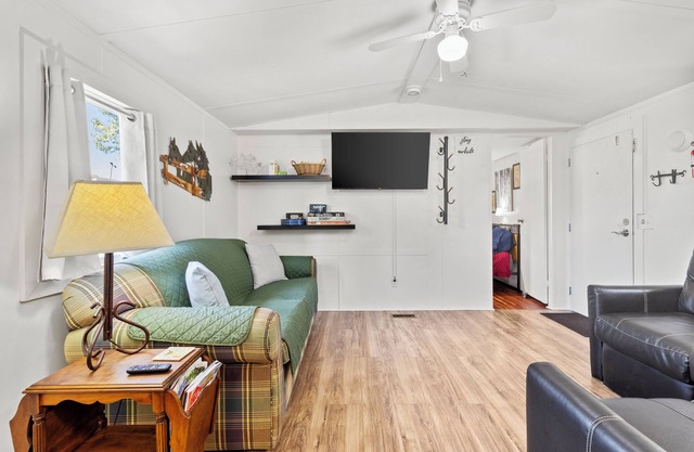Cozy Pet Friendly Home Away From Home w/Fenced in Yard & Full Kitchen near I-24