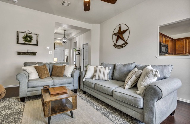 Cozy, pet friendly Texan home/walk to restaurants!/King Bed w/workspace