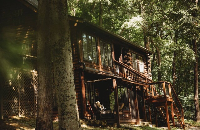 Cozy Pines Tree house, HotTub, Basketball, Fireplace, 9 acres