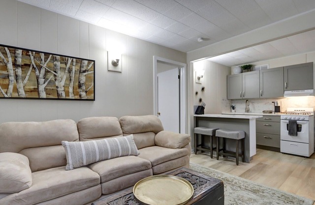 Cozy Private Cottage- 5 min. walk to Coastal Trail, Restaurants, Park Strip