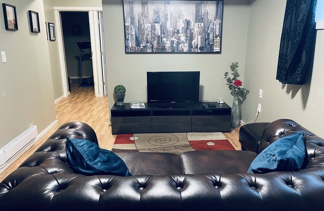 Cozy & Private Guest Basement Suite in Tamarack