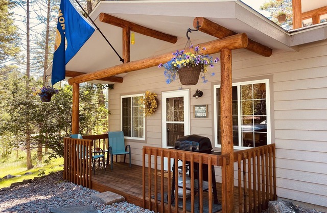 Cozy, quiet cabin East side of Flathead Lake and surrounded by cherry orchards!