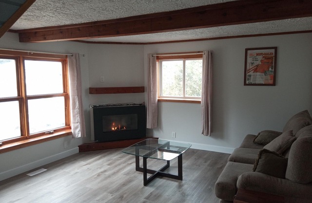 Cozy Quincy: Comfortable stay near Hwy. 17.