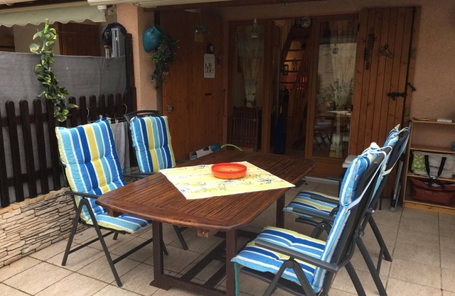 Cozy rental with terrace for 4 near Esparron Lake