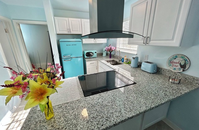 Cozy Renovated Apt w King Bed 25 to Beach 20% Off A