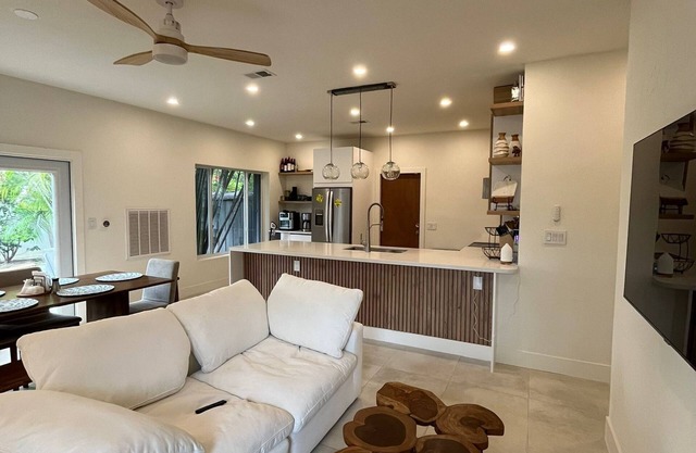 Cozy Renovated 2BR 1 Mile from Beach