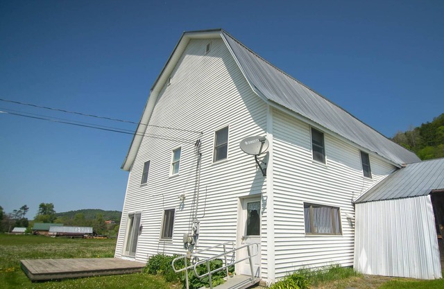 Cozy renovated barn apartment on first floor