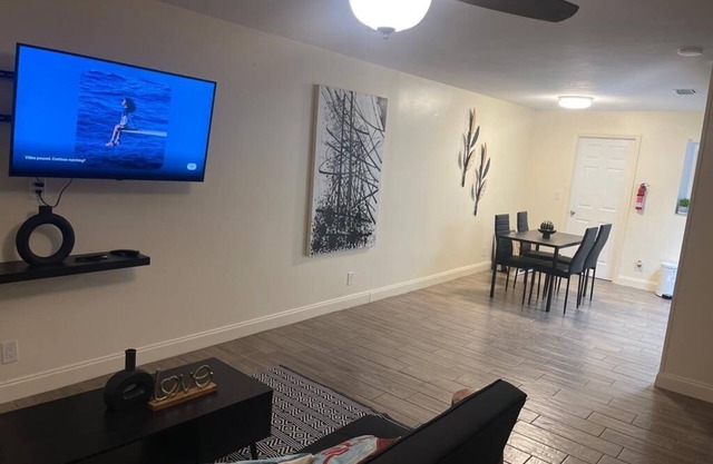 Cozy, retreat w/outdoor bar. 10 mins from the beach. 12 mins from downtown