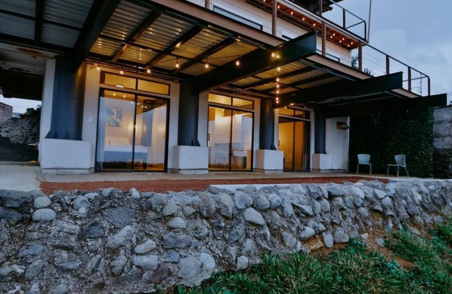 Cozy Retreat with Breathtaking Views, 20 Minutes to the Airport