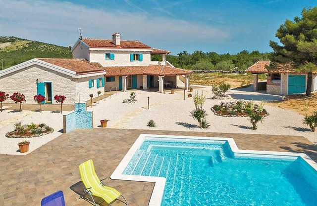 Cozy Retreat with Pool, Surrounded by Olive Groves & Vineyards