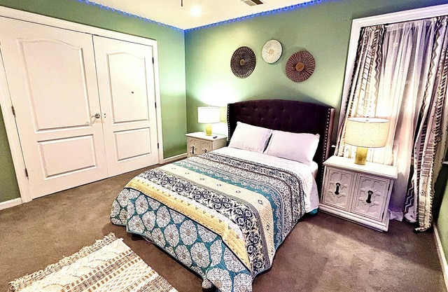 Cozy room in a big home on a 6 acre resort-like Tranquil property