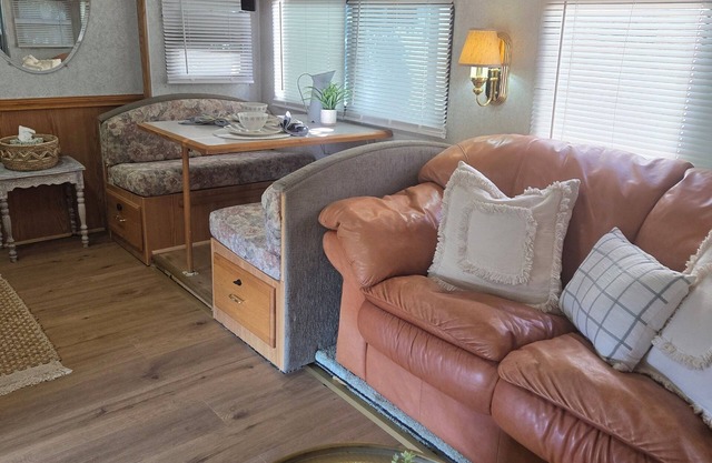 Cozy RV in North San Diego County with WiFi, AC. Mini Farm vibe. Country setting