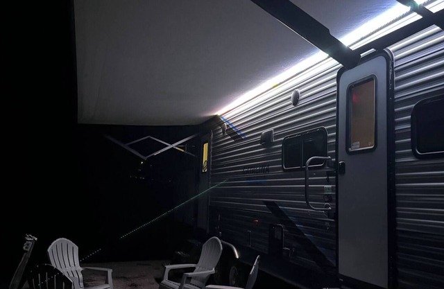 Cozy RV with Master & Bunk Room in Goreville, IL a few steps from Lake of Egypt!