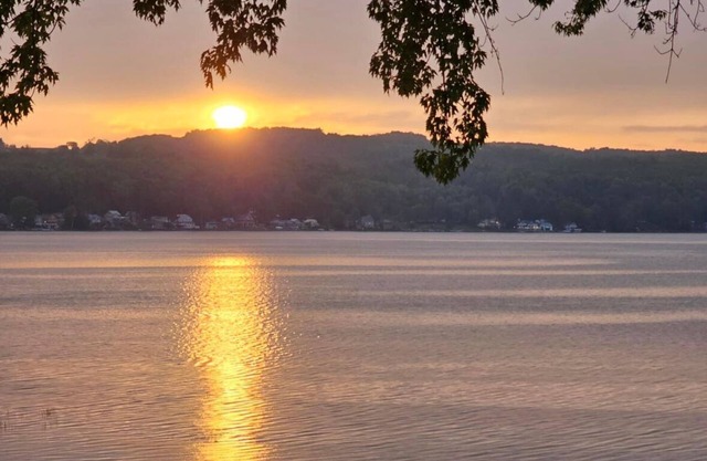 Cozy RV with 2 bedrooms and WiFi, AC in Pleasant Richfield Springs on the lake.