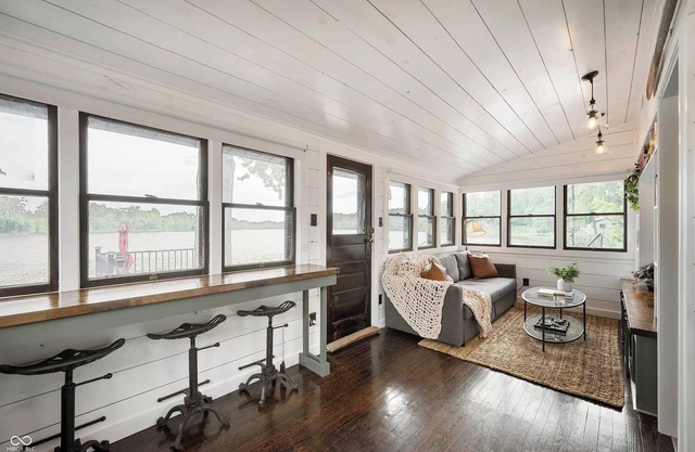 Cozy & Scenic Lakeside Retreat