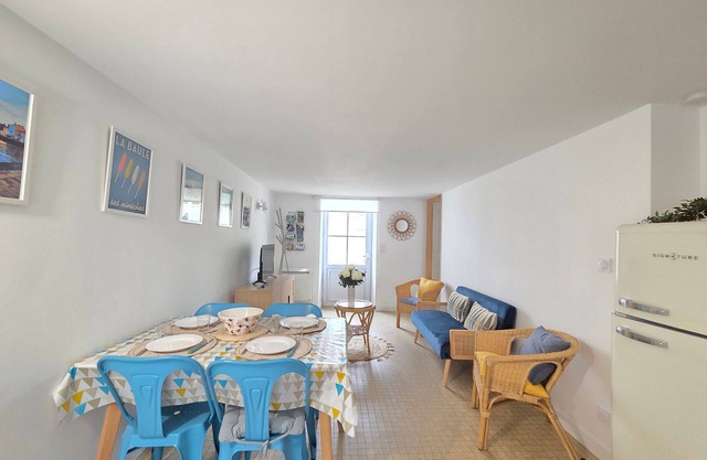 Cozy Seaside Retreat: 2BR, 4 Sleeps, Steps to Beach & Shops, Private Garden