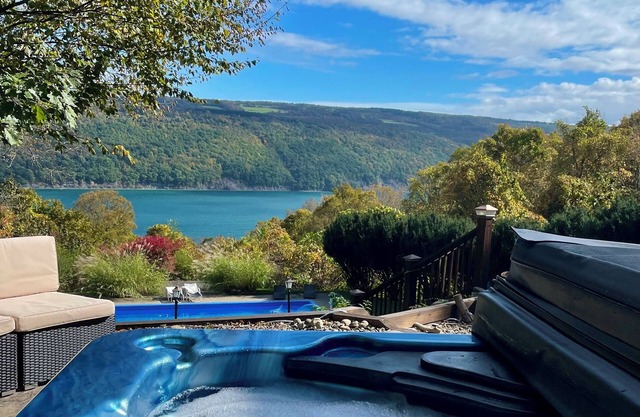 Cozy secluded villa-south skaneateles-hot tub, panoramic view, waterfalls, gorge