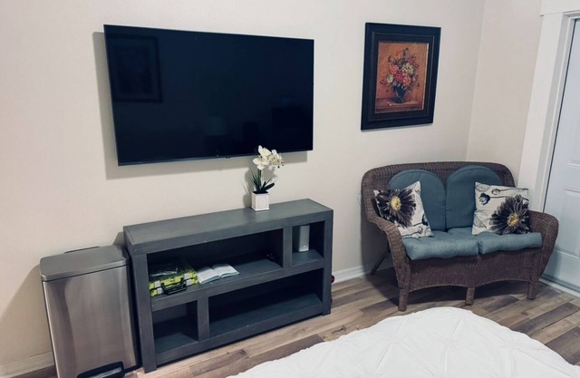 Cozy & Serene Furnished Orlando Studio with Bath & Kitchenette