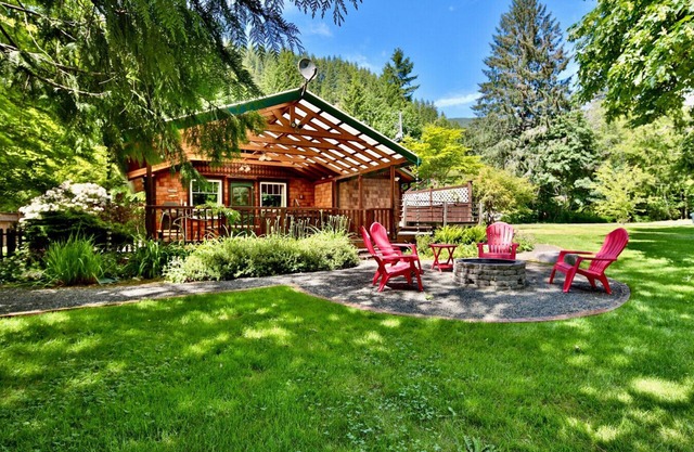 Cozy Sol Duc River Riverfront Retreat w/Hot Tub