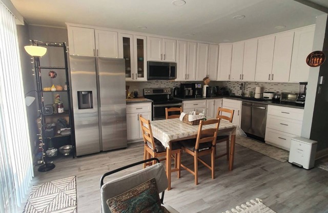 Cozy spacious 1-bedroom condo in enjoyable Forest Park with fitness room, WiFi