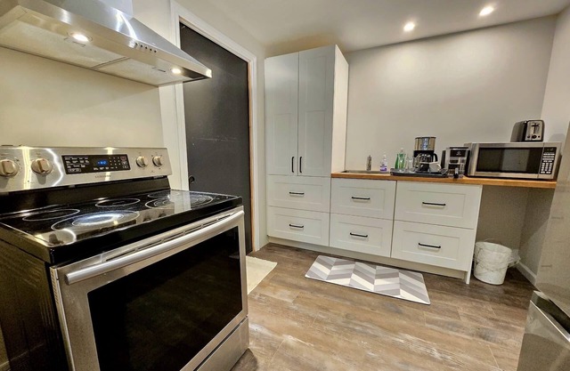 Cozy, Spacious & Beautiful Basement suite in Cambridge near 401 Townline exit