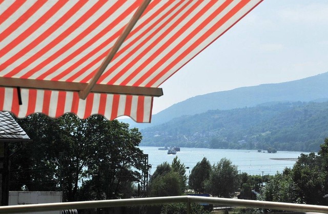 Cozy Spacious Holiday Apartment with Large Balcony, Rhine View, and Piano
