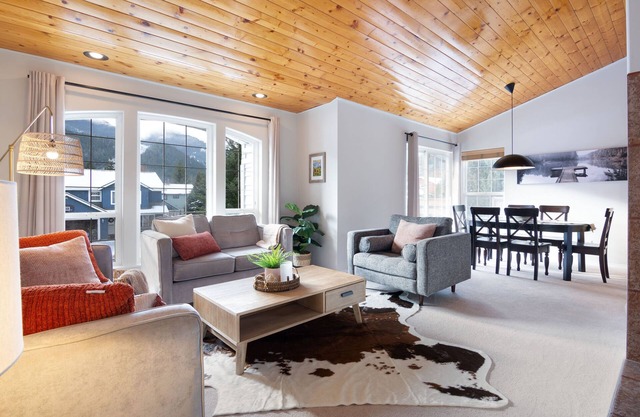 Cozy Spacious Retreat: w/Hot Tub & Mountain Views