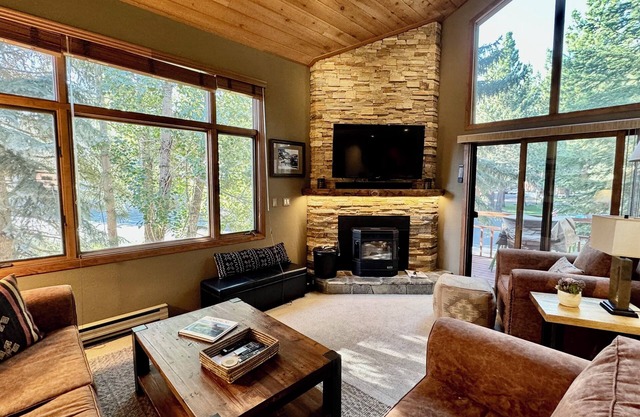 Cozy, Spotless, Family Friendly - Walk to dining/shops, new remodeled bathrooms