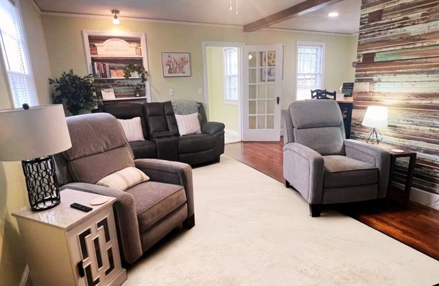 Cozy Stay Near USC, Ft. Jackson & Columbia Venues