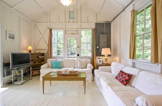 Cozy Stockbridge Cabin - Walk to Beach & Lake!