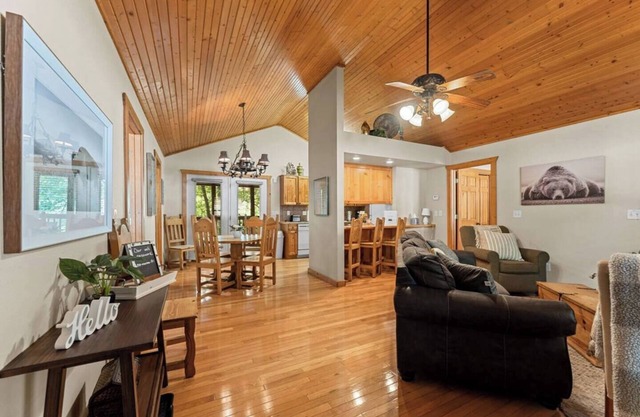 Cozy Stonebridge Cabin, near Silver Dollar City