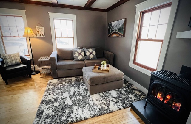 Cozy Stowe Cabin - Your quiet retreat for a Vermont adventure!