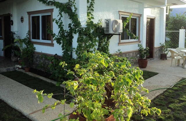 Cozy studio apartment with pool, located at Libaong near beach