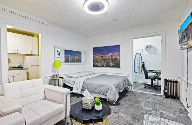 Cozy Studio Apartment - Close To It All!