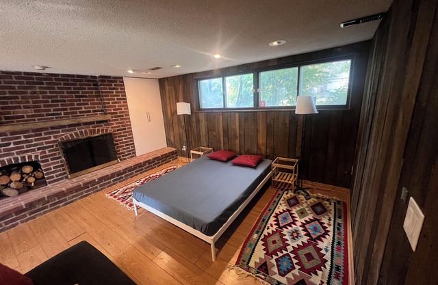 Cozy Studio Basement in a Quiet, Peaceful Neighborhood