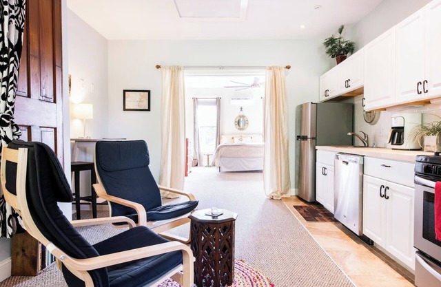 Cozy Studio close to Music Hall, Food, & Shops!