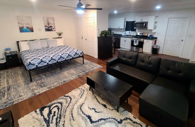 Cozy Studio in beautiful SugarHouse, King Bed, WiFi, AC