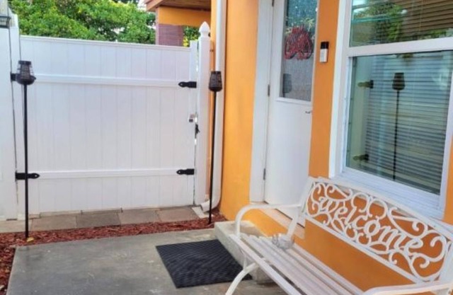 cozy studio, location, location, 3 minutes from Miami int airport