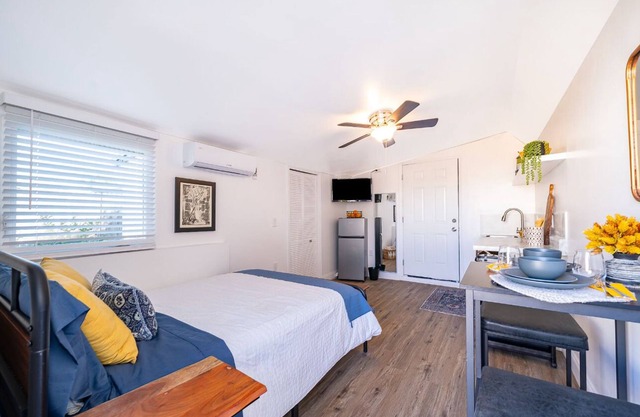 Cozy Studio w/WiFi, AC & Private Entry – Easy Access, Near Airport & Shops