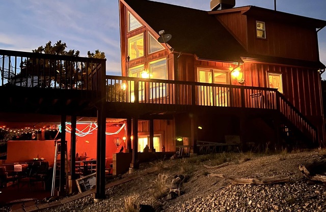 Cozy Swiss chalet with dazzling views 10 minutes from Mesa Verde National Park.